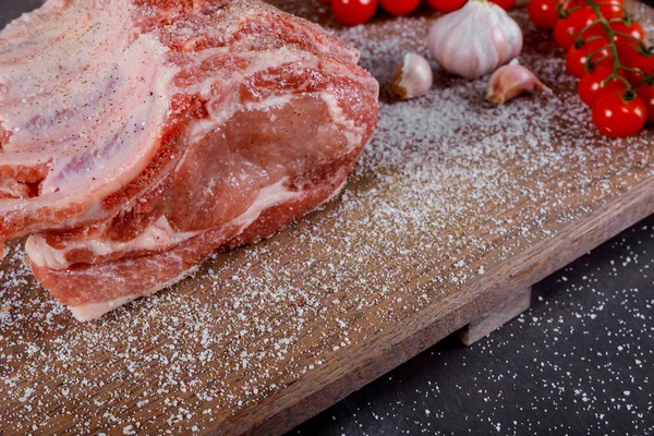 Klaar Koken Varkensvlees Biefstuk Ingrediënten Een Houten Bord Gemarineerd — Stockfoto