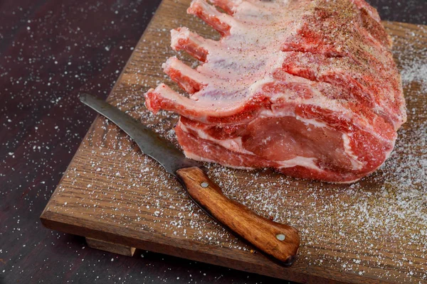 Свежая Свинина Ингредиентами Приготовления Пищи Деревянной Доске — стоковое фото