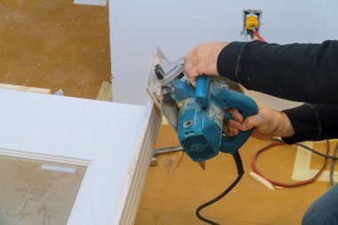 Kesme ahşap kapı, daire testere makinesi ile alt bıçkılar keser