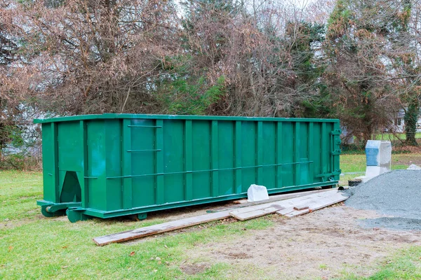 Bauschuttcontainer Bauschuttcontainer Mit Ladung Abfallziegeln Und Material Aus Abgerissenem Haus — Stockfoto