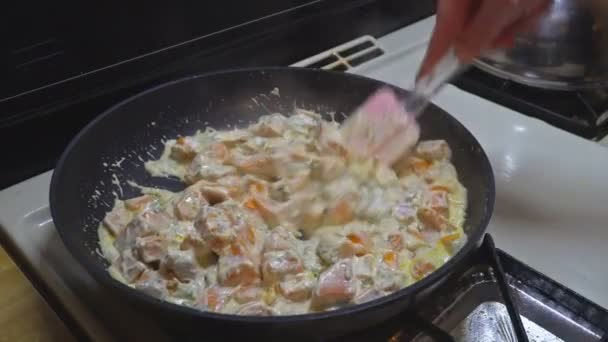 Sauce épicée à la citrouille et aux légumes frits maison avec sur la poêle .