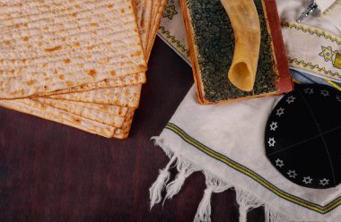 Pesah Yahudi Fısıh Bayramı tatil kutlama kavramı matzot Shofar ve şalıma
