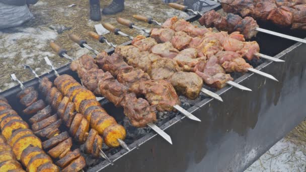 Cottura kebab alla griglia su spiedini di metallo. Carne arrosto cotta al barbecue con affumicatura . — Video Stock