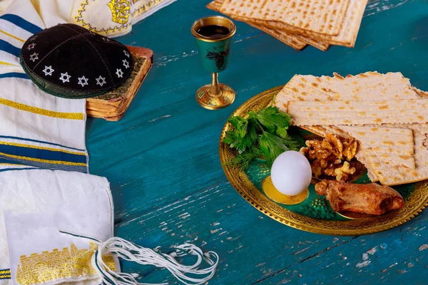 Matzoh Silver Sederen Pläterar Och Vin För Judisk Påsk Bakgrund — Stockfoto