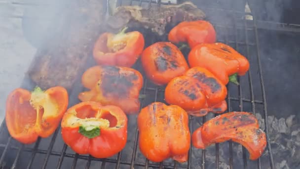 Roasted peppers on the grill — Stock Video