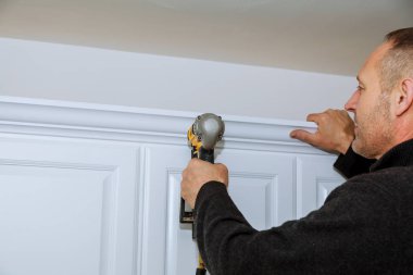 Handyman kurulum taç kalıplama duvar mutfak dolapları trim Brad çivi tabancası kullanarak