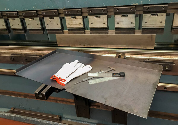 Промышленная машина для обработки листового металла на заводе в производственном цехе
