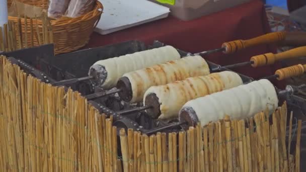 Backen einiger Kurtos Kalacs, ungarisches traditionelles süßes Brot. — Stockvideo