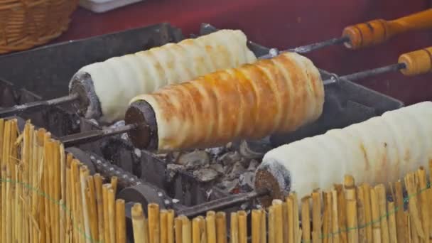 달콤한 베이킹 직전 breaddough을 압 연. 체코 달콤한 음식 — 비디오