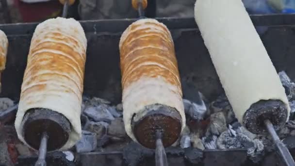 Kurtos Kalacs é tradicional bolo húngaro assado de tira de massa de levedura envolto cone rolou em açúcar granulado — Vídeo de Stock