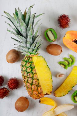 Tropikal egzotik meyve ürün yelpazesine beyaz arka plan üstten görünüm.