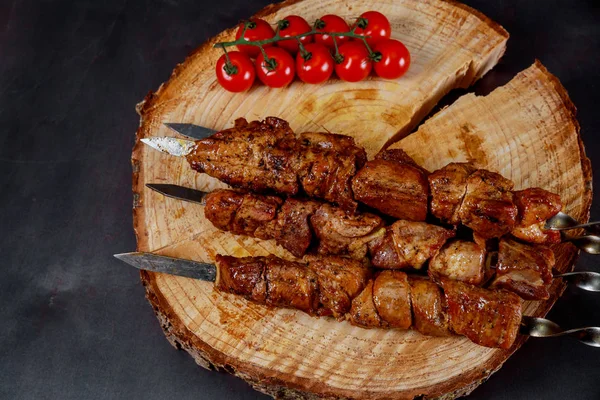 Shish Kebab Szaszłyki Pomidorów Czarny Drewniany Stół — Zdjęcie stockowe