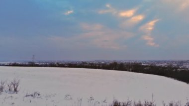Kış dağ köyü yatay, karla kaplı evleri kar kar yağışı sonra