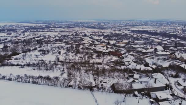 마을 눈에 덮여 집 겨울 시간 — 비디오