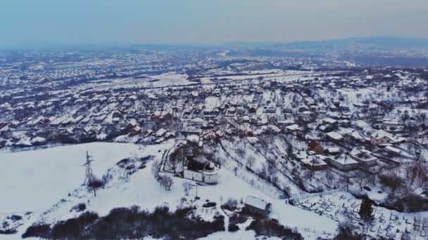 Vista aérea aérea de casas residenciales y casas de pueblo cubiertas de nieve — Vídeos de Stock