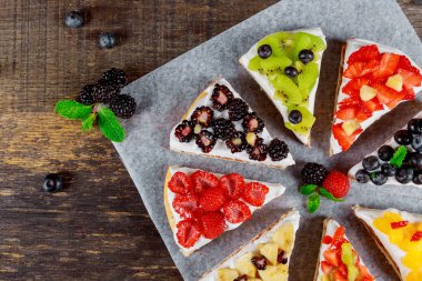 Berry taze kek krem şanti ve taze ahududu ve yaban mersini meyve lezzetli pasta