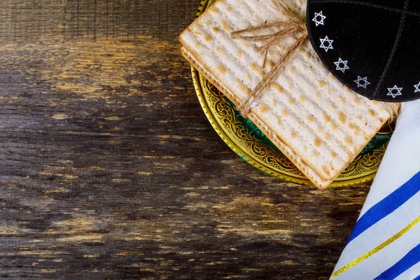 Židovského Svátku Pesach Matzoh Chléb Dřevěný Stůl Pozadí — Stock fotografie