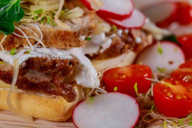Köfte sandviç huysuz beyaz rustik lezzetli yemek dolu domuz eti ve kiraz domates, turp, soğan, peynir, sos ile