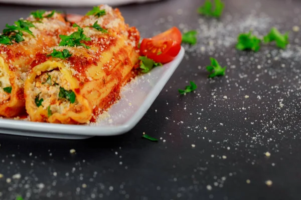 Cannelloni Lub Manicotti Szpinakiem Ricotta Pieczona Sosie — Zdjęcie stockowe