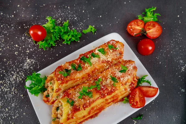 Manicotti Nebo Cannelloni Zapečený Šunkou Sýrem — Stock fotografie