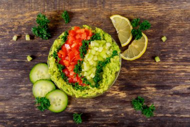 Rustik ahşap zemin üzerine malzemelerle taze guacamole daldırma. Kopyalama alanının üstten görünüm