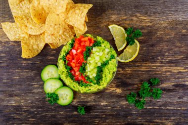 Mısır tortilla cips ve sebze havai görünümü ile ev yapımı guacamole