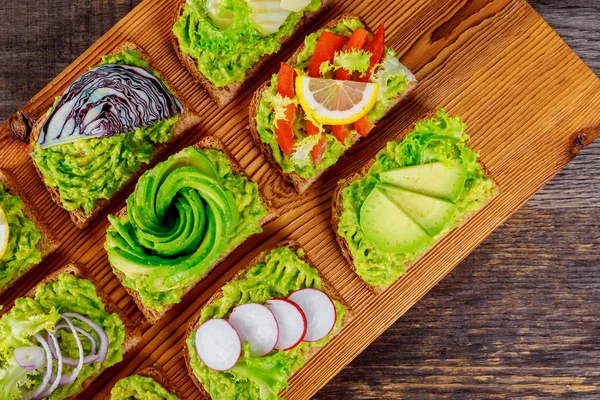 Здоровые Вегетарианские Сэндвичи Гуакамоле Овощами — стоковое фото