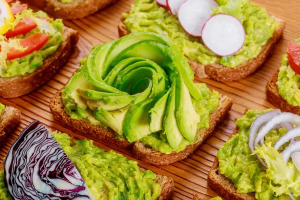 Ev yapımı ekmek sandviç avokado ve reçel ahşap tahta sağlıklı gıda ile ekmek kepekli tost