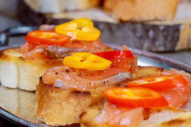 Sebzeler, otlar, somon krem peynirli çörek sağlıklı diyet sağlıklı açık sandviçler