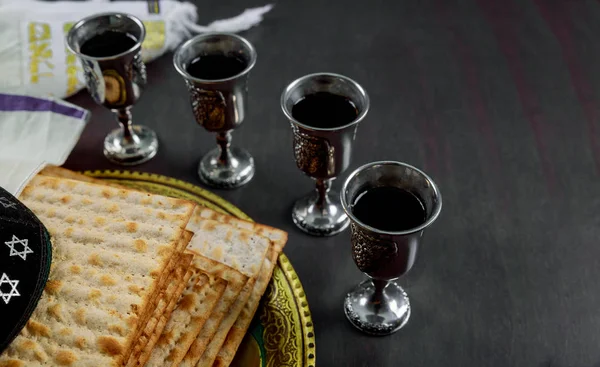 Símbolos Fundo Páscoa Quatro Copos Vinho Pão Férias Judeu Matzoh — Fotografia de Stock