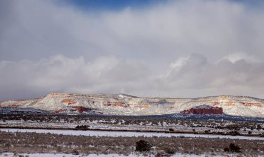 Kışın kar park güneybatı New Mexico'daki giden yolda.