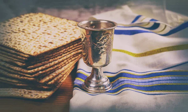 Pão de férias judaico páscoa vinho e matzoh placa de madeira . — Fotografia de Stock