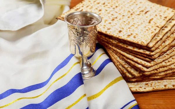 Páscoa matzoh feriado judaico pão e vinho placa de madeira . — Fotografia de Stock