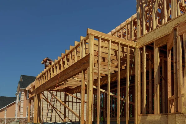 Nueva casa de madera de materiales naturales en construcción. Detalle de primer plano del marco del techo del ático contra el cielo claro desde el interior. Edificio, techado, construcción — Foto de Stock