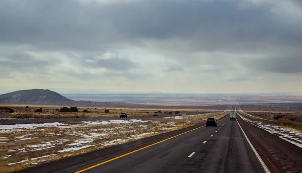 Una carretera corre desde Tucumcari, Nuevo México a través del pincel y mesas del alto desierto . — Foto de Stock