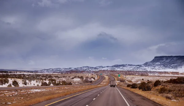 El camino solitario a través de la antigua Ruta 66 paisaje del desierto blanco como la nieve . — Foto de Stock