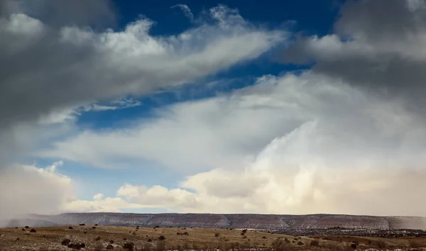 Área Natural en las montañas, Nuevo México paisaje con nieve — Foto de Stock