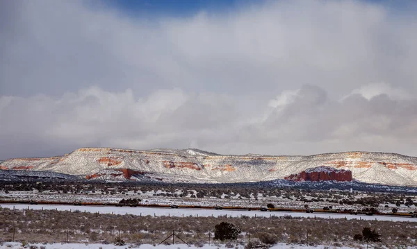 Une neige hivernale sur la route du parc dans le sud-ouest du Nouveau-Mexique . — Photo