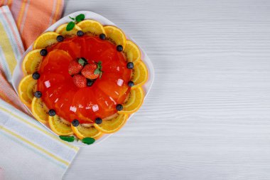 renkli meyve beyaz tabakta şekerlemeler