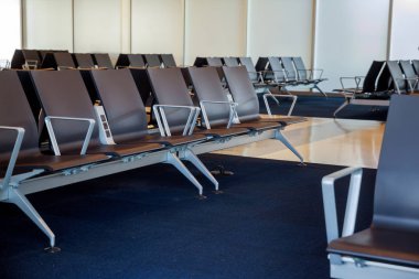 Boş Havaalanı Kalkış terminal bekleyen salon sandalye ile