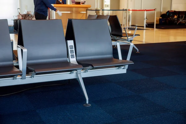 Siège vide à l'aéroport dans le hall des départs à l'aéroport — Photo