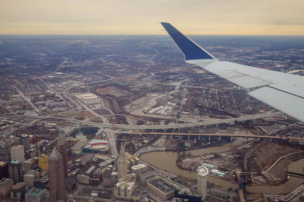 Panorama of Cleveland, Ohio from above with passenger plane going to land — Stock Photo, Image