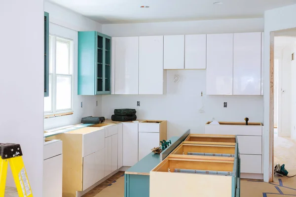 Mempersiapkan instalasi kustom baru di dapur modern — Stok Foto