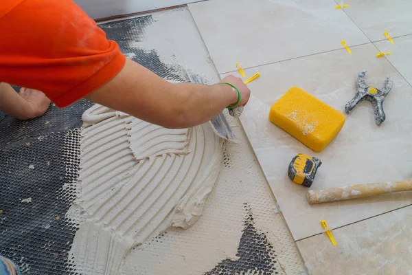 Applicazione di nuove piastrelle sul pavimento del bagno installazione per la costruzione di case — Foto Stock