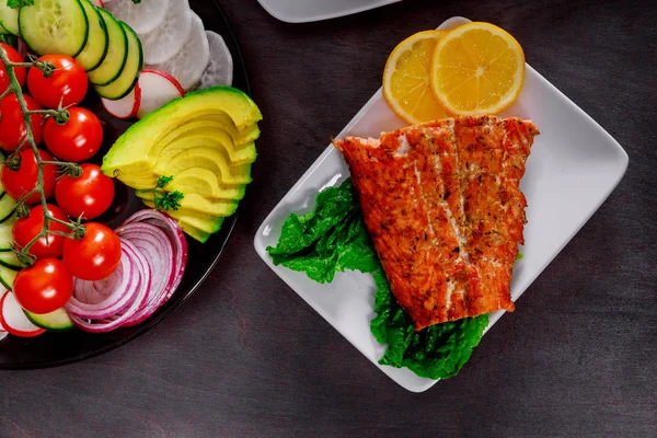 Gegrilde zalmfilet met citroen en kruiden — Stockfoto