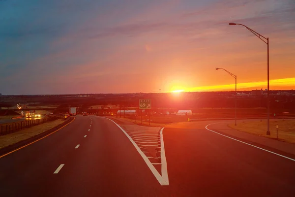 Strada di campagna con cielo nuvoloso alla luce del tramonto dell'alba — Foto Stock