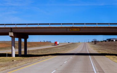 Çok meşgul şerit değil, ilçe araba otoyol görünümü.