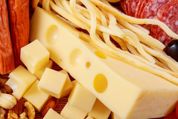 Tál vegyes friss sajt és szalámi — Stock Fotó