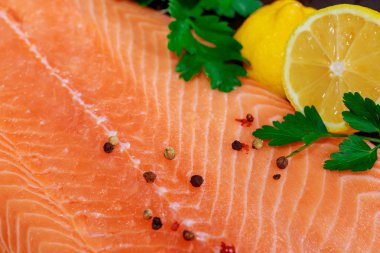 Üstten Görünüm kopya alanı üzerinde limon ile plaka üzerinde çiğ balık somon steak pişirme