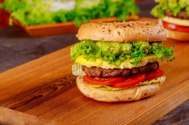 Taze ev yapımı gurme sığır eti burger kesme tahtası üzerinde